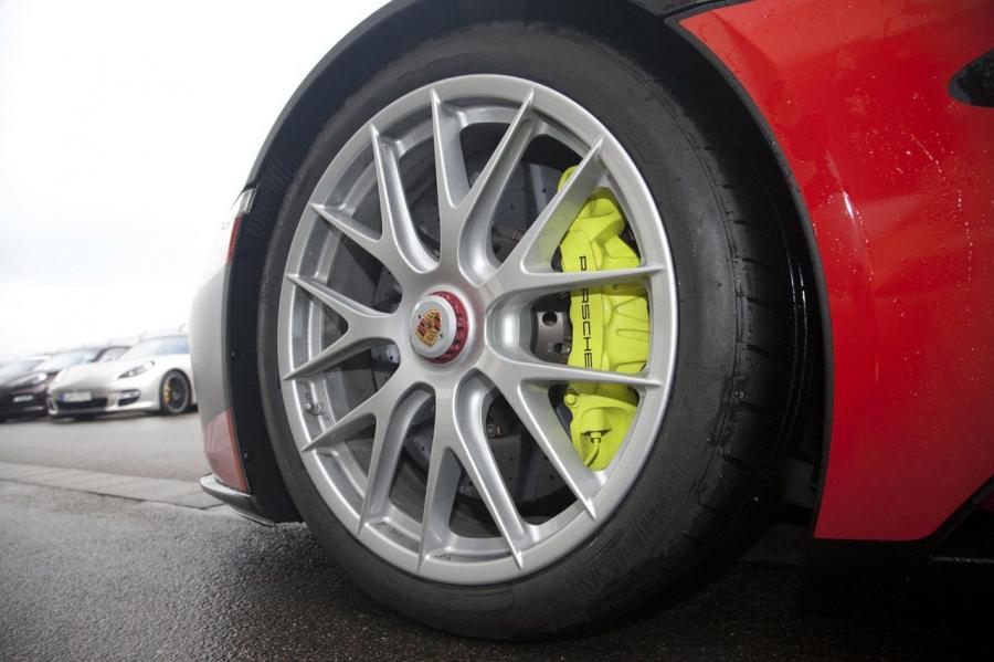  Porsche 918 Spyder 2015 года  (фото 10 из 32)